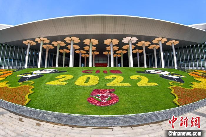 第五屆進(jìn)博會(huì)場(chǎng)館景觀(guān)裝飾全面定妝?！￡悏?mèng)澤 攝