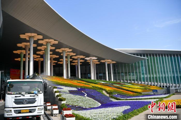 第五屆進(jìn)博會(huì)場(chǎng)館景觀(guān)裝飾全面定妝?！￡悏?mèng)澤 攝