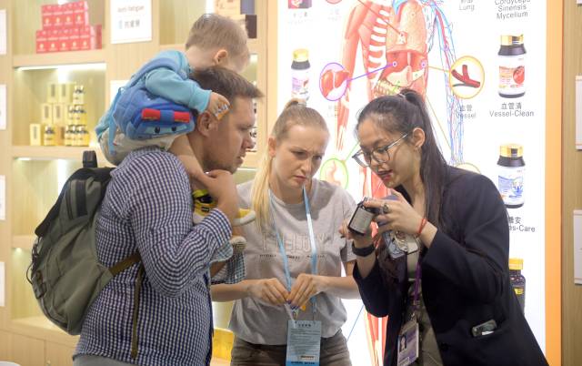 資料圖片：客商在廣交會(huì)上參觀選購(gòu)商品。（新華社發(fā)）